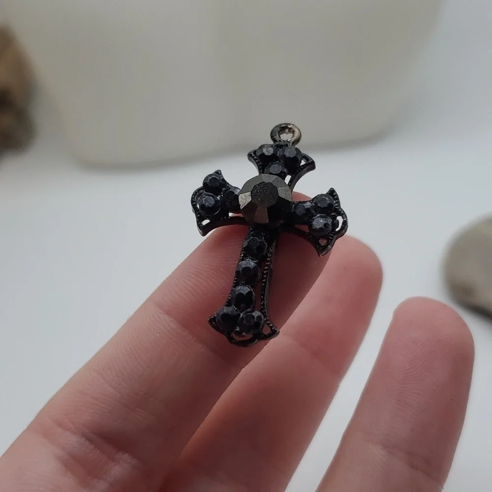 Crystal black ⚫️ cathedral cross necklace pendant - Picture 2 of 2